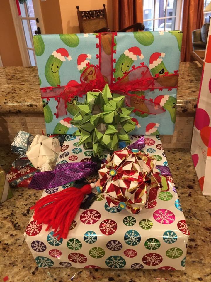 PaperForWater's tweet photo. Wrapping up your gifts today? Be sure to top with a beautiful Paper for Water ornament. Your gifts will not only standout with unique beauty, but will give the gift of clean water!
#paperforwater #giftsthatgive #cleanwater #christmaspresents #giftwrap #presents #Christmas https://t.co/8FnhW0biIn