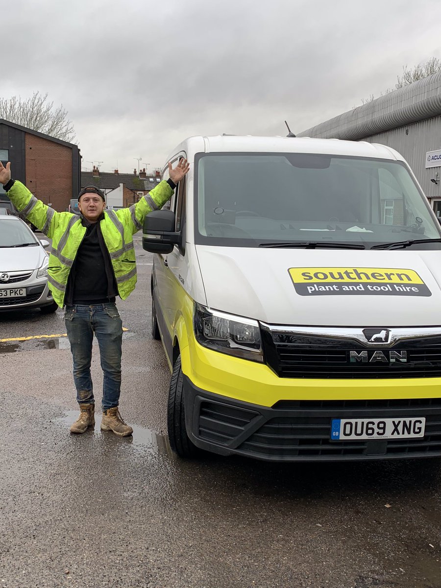 Southern_Plant's tweet photo. Rob Gale picking up his #newvan from the #signwriters this morning.

Don’t think it will stay this clean for very long. 🌧🌧🌧🌧🌧🌧😩￼￼
👍👊👌🌧🌧🌧🌧🌧 #MAN #Planthire #Henleyonthames https://t.co/bBIPn9amXF