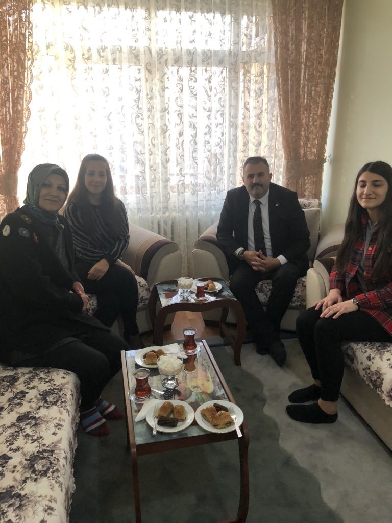 KUTLUSEVDA's tweet photo. “Biz şairlerimizin mısralarında dil, 
Genç kızlarımızın gergeflerinde nakış nakış gül, 
Âşıklarımızın sazlarında tel, 
Öpülesi bir el olmalıyız : 
Biz öğretmen olmalıyız.”
Erzurum Atatürk Anadolu Lisesi veli ziyareti @skaygusuz @ziyaselcuk #erzurumdaveliöğretmenelele https://t.co/YRCPgMzTS4