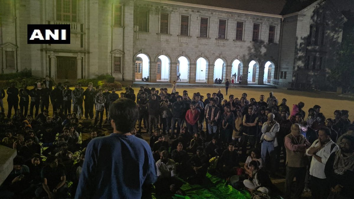 Karnataka: Students of Indian Institute of Science (IIS), Bengaluru read Preamble of the Constitution, at the campus, as protest against #CitizenshipAmendmentAct.