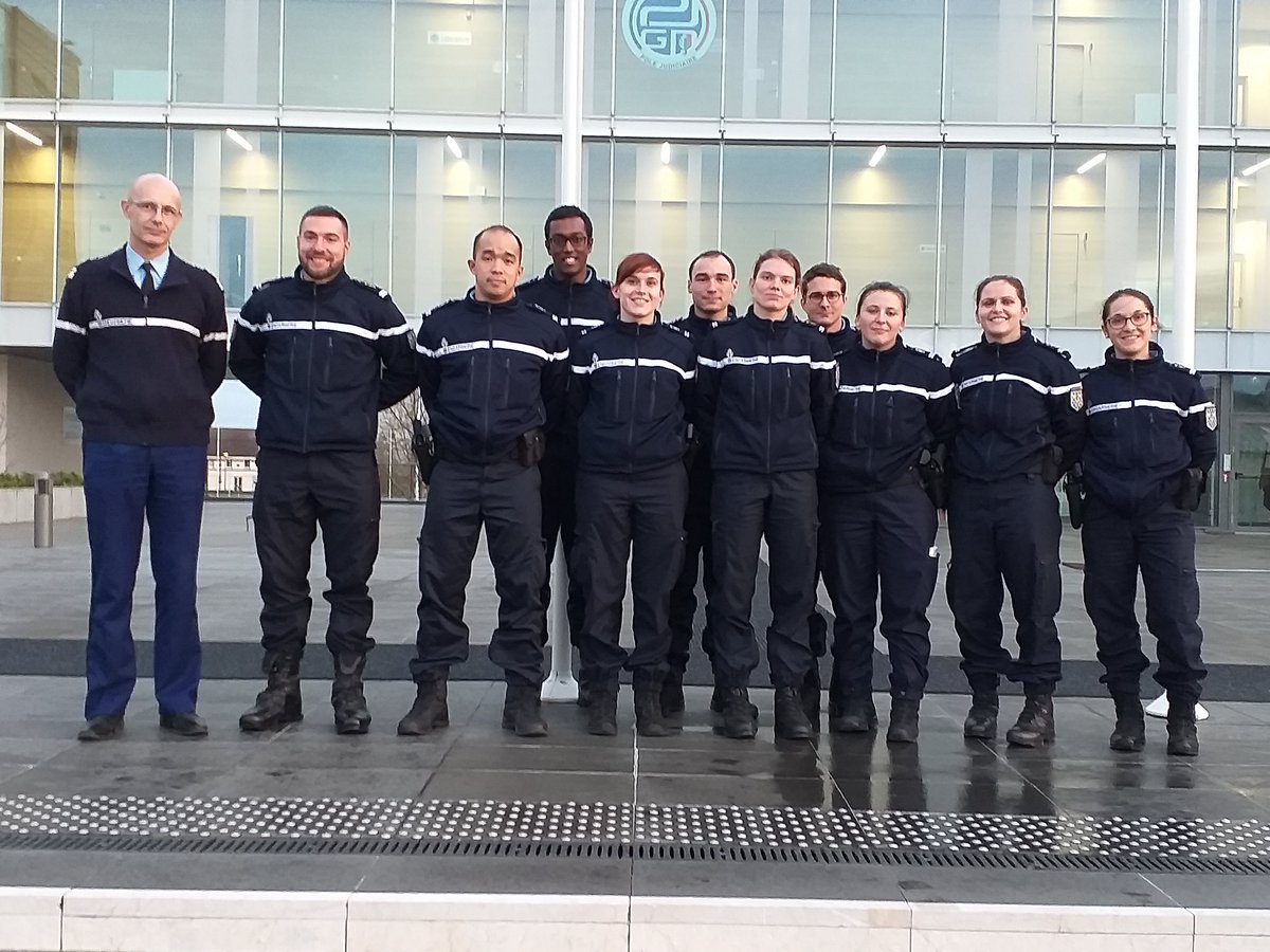 UNPJ_GN's tweet photo. [Rencontre/Visite] de la promotion du #centenaire d'élèves officiers de la @Gendarmerie nationale #EOGN.

 > Au total, le #PJGN a reçu 3️⃣5️⃣2️⃣8️⃣ visiteurs et stagiaires en 2019 #Merci de votre intérêt 👍👍🏻👍🏼👍🏽👍🏾👍🏿 https://t.co/oYmvgW225M