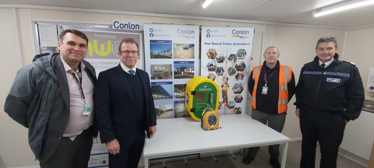 _CONLON_'s tweet photo. Sean Conlon and GMP Assistant Chief Constable @NickB_GMP handing over our latest defibrillator and external housing to New Smithfield Market Manager Gary @nsmcarboot
#NWCH2
#SocialValue
#GMP https://t.co/OyaDKgM1Pd