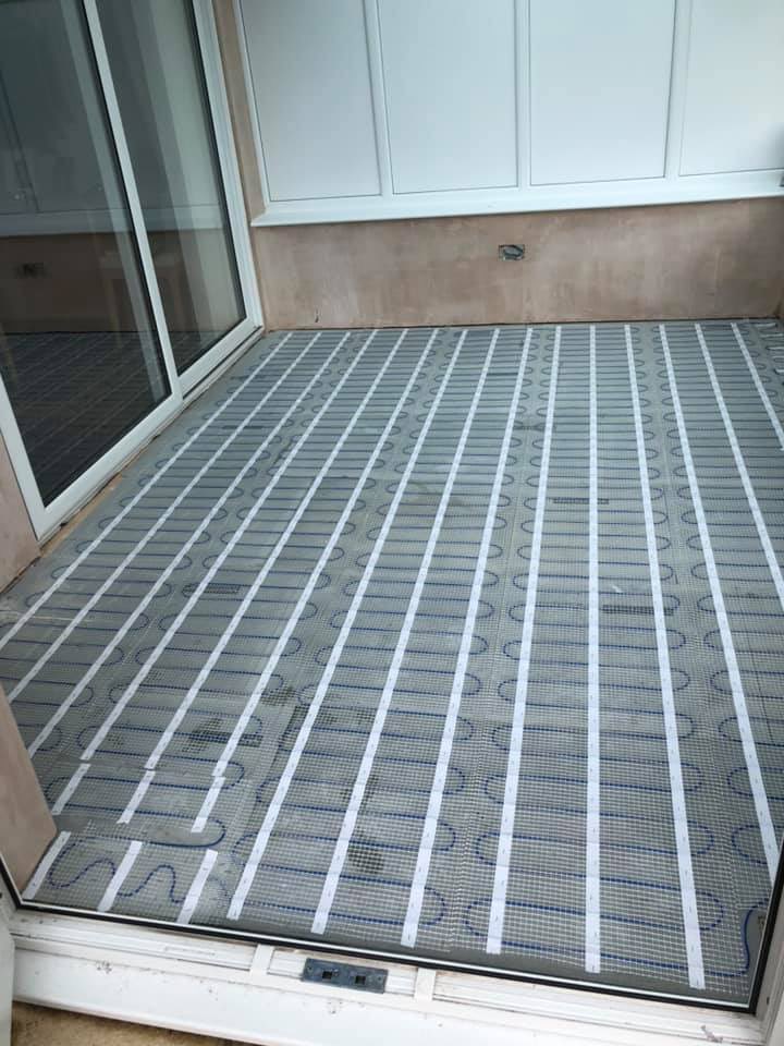 PrestigeElecs's tweet photo. Large 9sqm electric underfloor heat mat laid this morning over in Carterton, all ready for the tiler. This will help keep the customers toes warm on the tiles 👍 https://t.co/2zxQzSj8YL