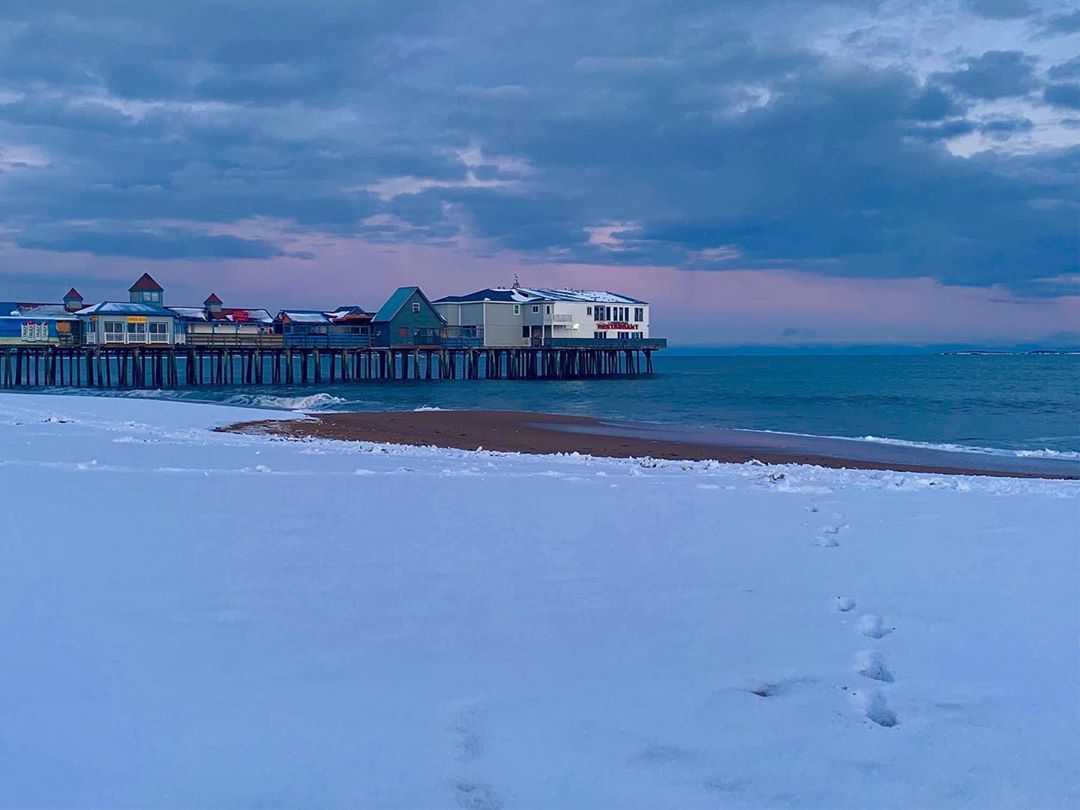 WavesResortOOB's tweet photo. #oldorchardbeach photo of the day by cornerssurfco 🌊

#exploremaine #winterinmaine #winterbeach #decemberinmaine #wheninmaine #coastalmaine #maine #oob #seaview #waves #wavesoceanfront #wavesoceanfrontresort #mainelife #happyplacefound #mainething #mainevacation https://t.co/Vot4YGI8v6