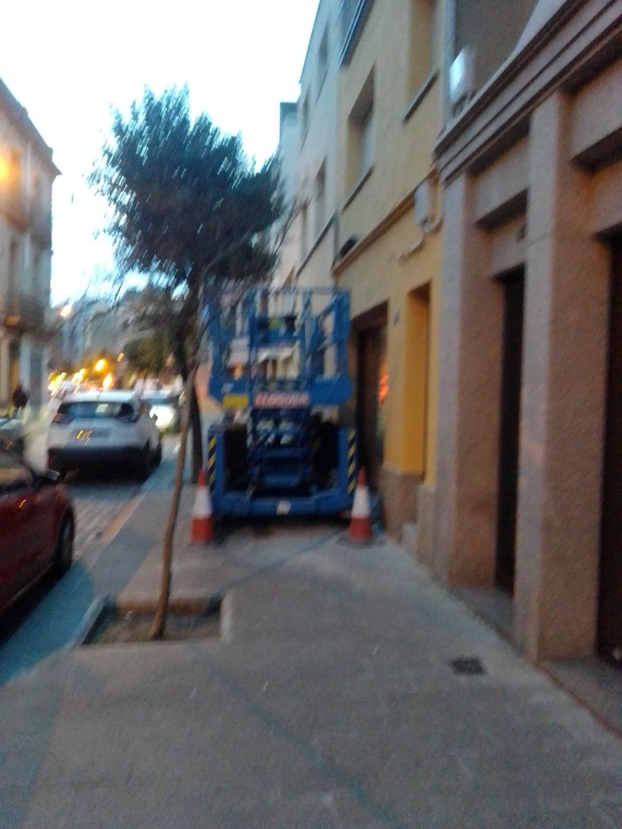 Ara mateix al carrer Salut de Sabadell. La vorera desapareguda! Que fem <a href="/PoliciaSabadell/">Policia Sabadell</a> , això té llicència <a href="/socmartafarres/">Marta Farrés/❤️</a> ?apunteu <a href="/protegimnos/">Protegim els vianants</a> #respectevianants