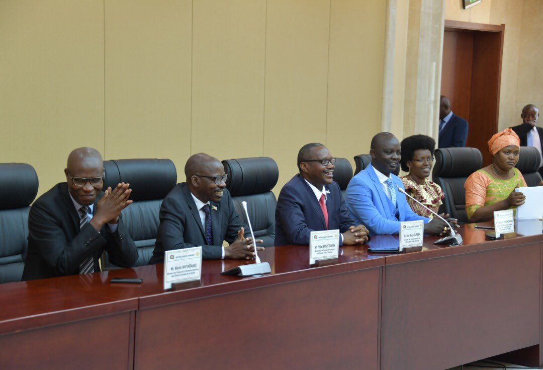 DorianeMunezero's tweet photo. Le Président @pnkurunziza, ses 2 vice-présidents ainsi que les membres du Gouvernement réunis en Conseil des Ministres ont eu droit à un petit moment de détente avec le célèbre humoriste Kigingi qui était de passage @KwaNtare 😀 https://t.co/HHbntaQDSN