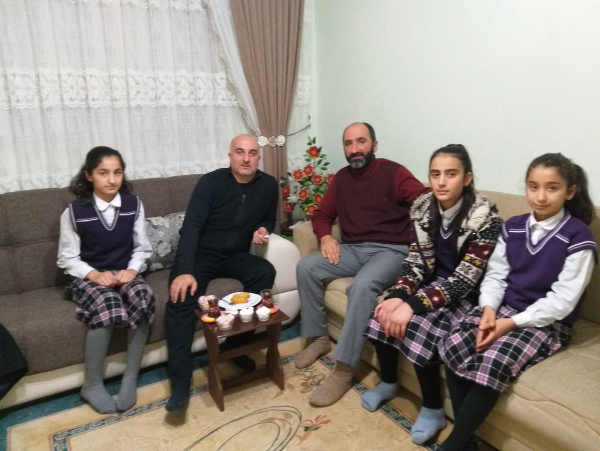 Okulda biriz, evde biriz. Çünkü biz kocaman bir AİLEYİZ. 
#erzurumdaveliöğretmenelele
<a href="/tcmeb/">Millî Eğitim Bakanlığı</a> <a href="/ziyaselcuk/">Ziya Selçuk</a> <a href="/safran1958/">Mustafa SAFRAN</a>
@hmzaydg <a href="/adnanboyaci/">Adnan BOYACI</a>
@ErzurumValilik <a href="/Erzurum_Mem/">Erzurum İl Millî Eğitim Müdürlüğü</a> <a href="/skaygusuz/">Salih Kaygusuz</a> <a href="/PasinlerMEM/">PASİNLER İLÇE MİLLİ EĞİTİM MÜDÜRLÜĞÜ</a> @KenanKAYAtrtm