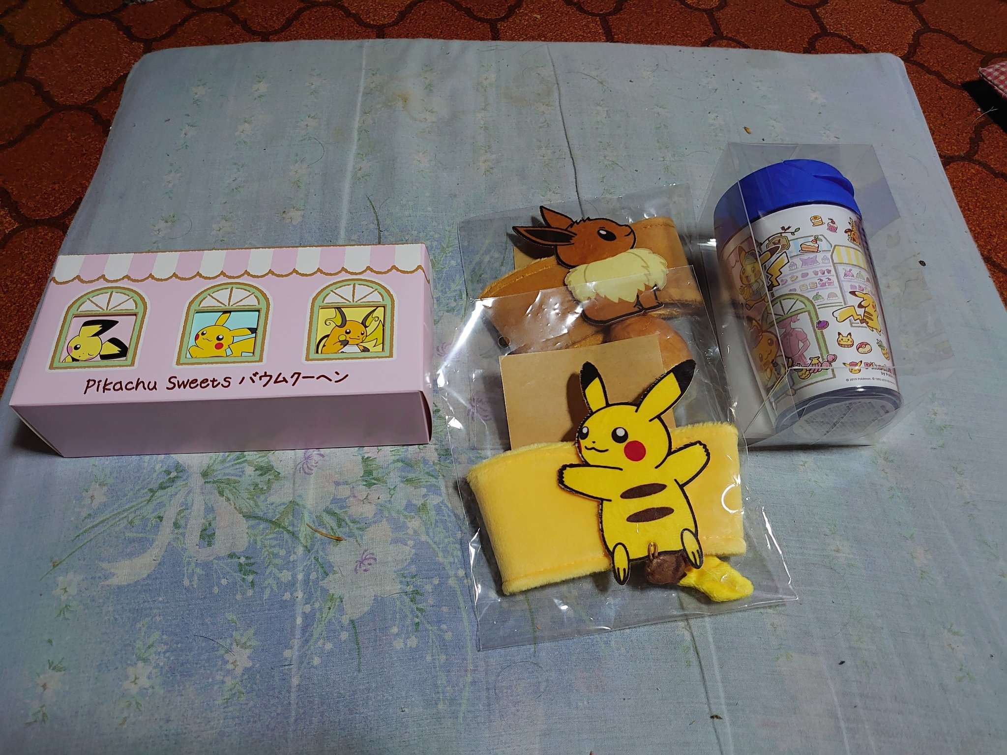 タカピカ ピカチュウスイーツ By ポケモンカフェでバウムクーヘンとドリンクスリーブ2種類 ピカチュウのしっぽとイーブイのしっぽ 250mlのタンブラーブルーを回収してきました どれもかわいくてたまらないですね ピカチュウスイーツbyポケモン タカピカ ピカチュウスイーツ By ポケモンカフェでバウムクーヘンとドリンクスリーブ2種類 ピカチュウのしっぽとイーブイのしっぽ 250mlのタンブラーブルーを回収してきました どれもかわいくてたまらないですね ピカチュウスイーツbyポケモン