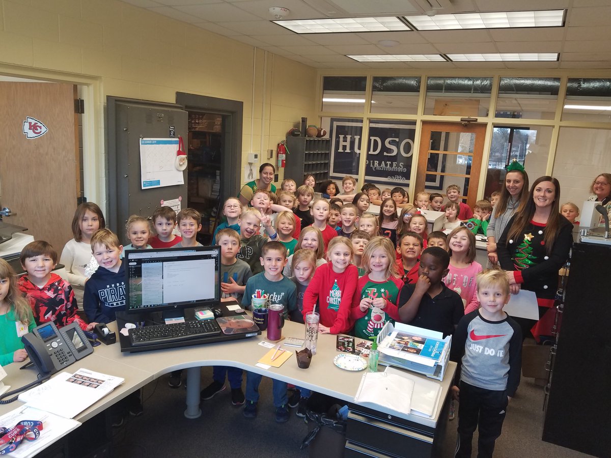 TAJK67's tweet photo. 1st grade looking for the Gingerbread Man who escaped! #piratepride #Christmasshenanigans https://t.co/CT4X844tZz