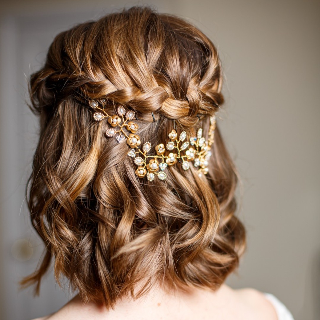 Own Work ⭐ I love this more natural hairstyle with a plait crown and gorgeous jewellery! 🤩
.
#supportlocal #cotswoldswedding #cotswoldsweddingsupplier #gloucestershirewedding #naturalwedding #hairjewelleryinspo #bridalplaithairstyle #bridalplaits #silkysoftbridalhair