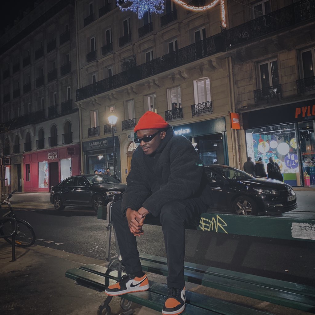 joekingston24's tweet photo. Rdv le 24 décembre sur YouTube pour mon nouveau clip en collab avec @shumpaga 
#music #artist #noel https://t.co/F2nxKIHLbQ