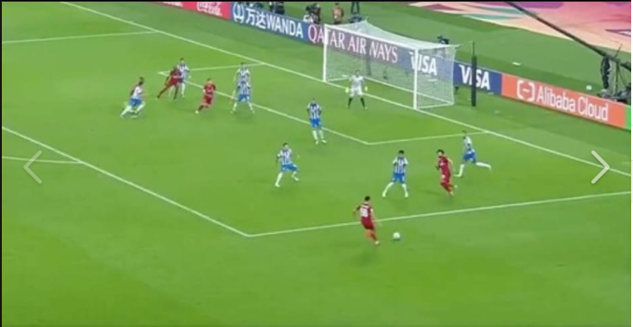 _LiverpooI's tweet photo. Your right back would have just whipped the ball over everyone's head.

...but not our right back 🙌

That pass, that precision, that thinking

#TAA #TheScouserInOurTeam #MONLIV https://t.co/EeQN0BuaLx