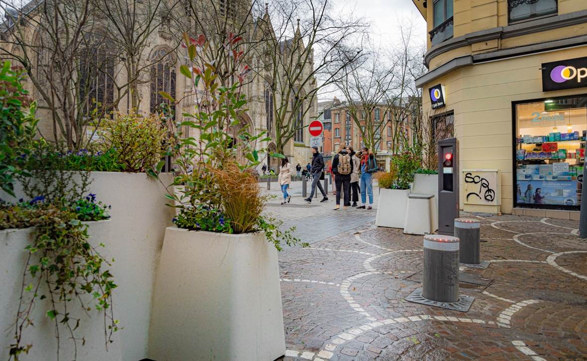 lillefrance's tweet photo. [#EnDirect] #CmLille Actu espace public > installation de mobilier #Design : mobilier anti-bélier – High Five parvis de l’église Saint-Maurice, bancs design sur les pourtours de la Treille, installation de mobilier d’assises sur le secteur Euraflandres et sur le quai Léon Jouhaux https://t.co/W3wGsCXa3r