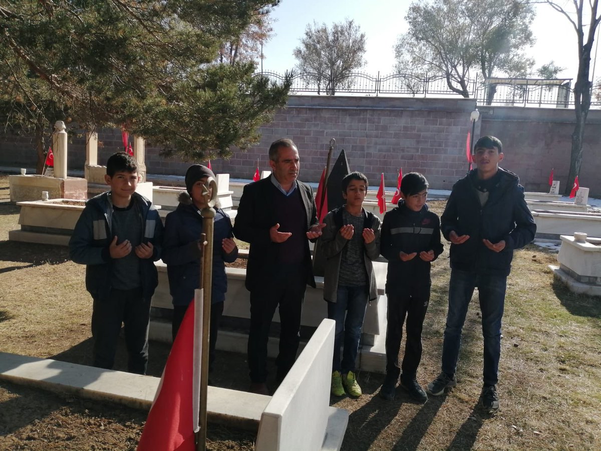 m_yurdalan's tweet photo. #erzurumdaveliöğretmenelele hem velimiz hem öğretmenimiz, velilerimizle birlikte şehit ziyaretinden 🇹🇷 @ziyaselcuk @skaygusuz @hmzaydg @adnanboyaci @MemPalandoken @ErzurumValilik @Erzurum_Mem https://t.co/3HQFYio2Eg