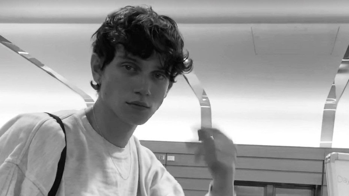 .<a href="/RubenNielsPol/">Ruben Pol</a> Navigates Through The Tricky Labyrinth Of Telling The Truth In “Painting Mirrors”
aupium.com/2019/12/19/rub…