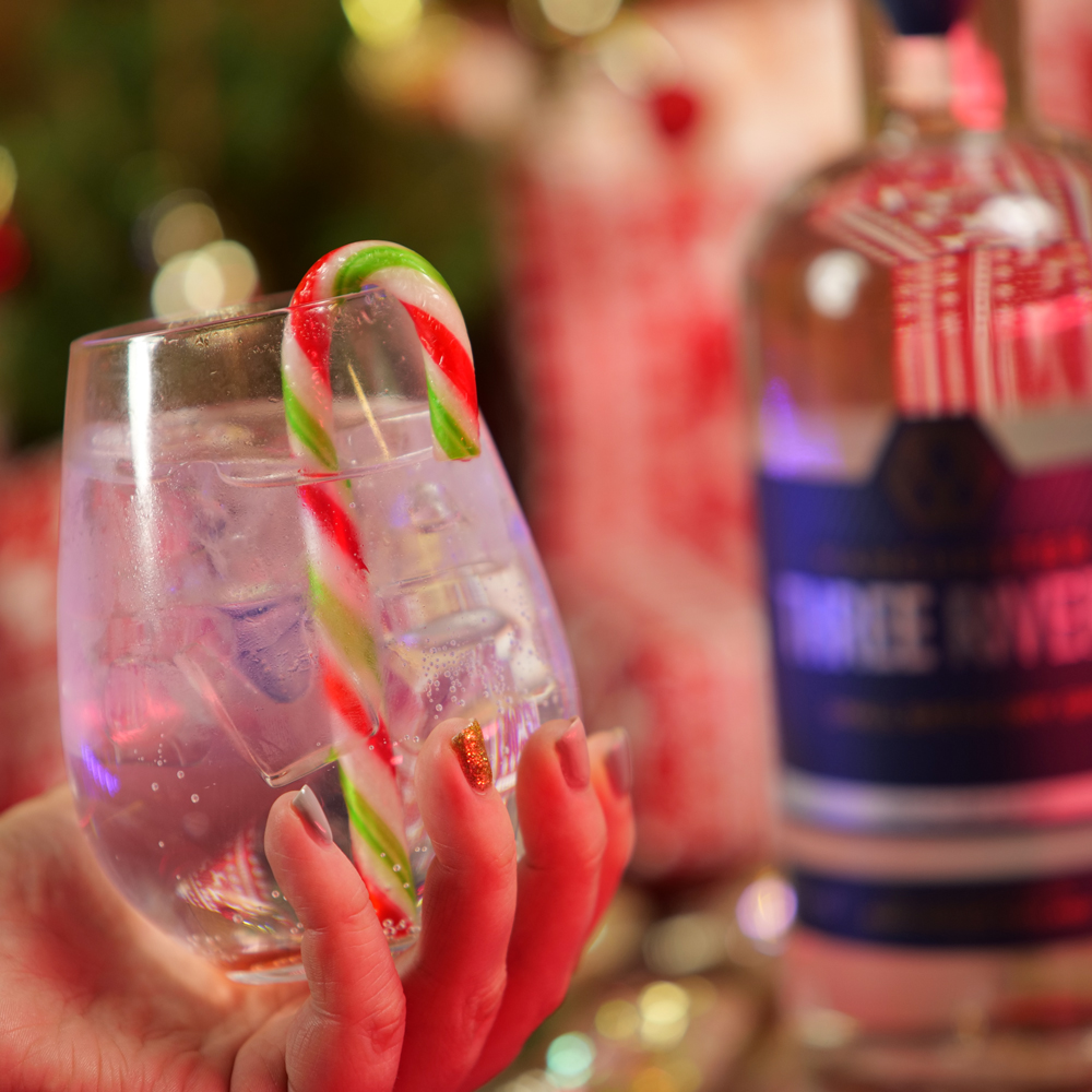 It's not long until Christmas and we've been feeling extra festive this year, we particularly enjoyed getting into the 'spirit' with this shoot! 🎄🍸