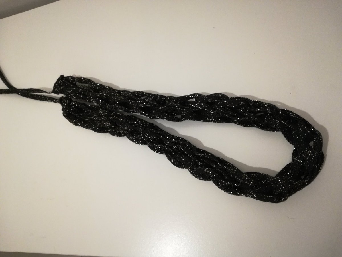 vidyakannara's tweet photo. Simple hand weave technique I learned today from our @AdaHuddersfield knit technician Elinor Sykes today at the #HudTechNet19 Stay and Play session. A great day altogether. Looking forward to follow-up events & the conference next year @hud_net #newSkill #SkillShare https://t.co/CqvNoGvUkB