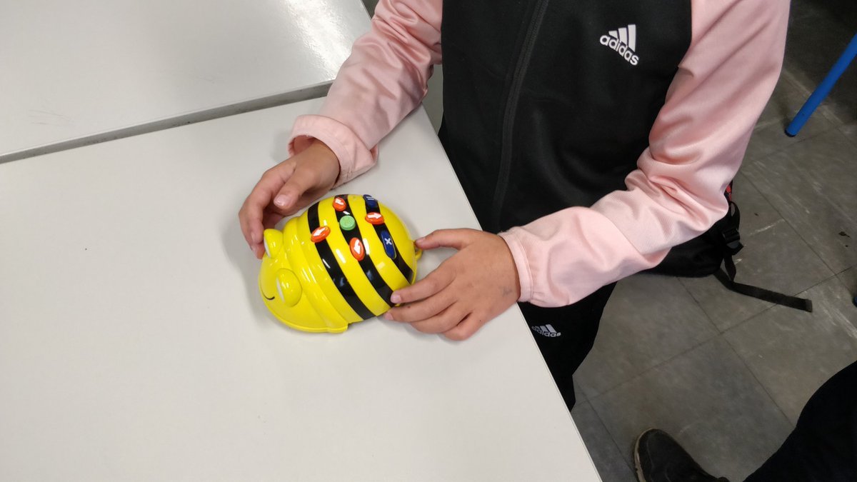 titepaprika's tweet photo. Nous avons trouvé notre nom d'équipe pour le challenge Manbot : les LoupBot 😁 aujourd'hui les élèves ont essayé de prendre en main ces petites bêtes.... #loup #cp #manbot #cycle2 #beebot #programmation #codage @LesClassesa12  @ToucheLaurent  @LireDemain @editionsauzou https://t.co/sRkFLbIqrJ