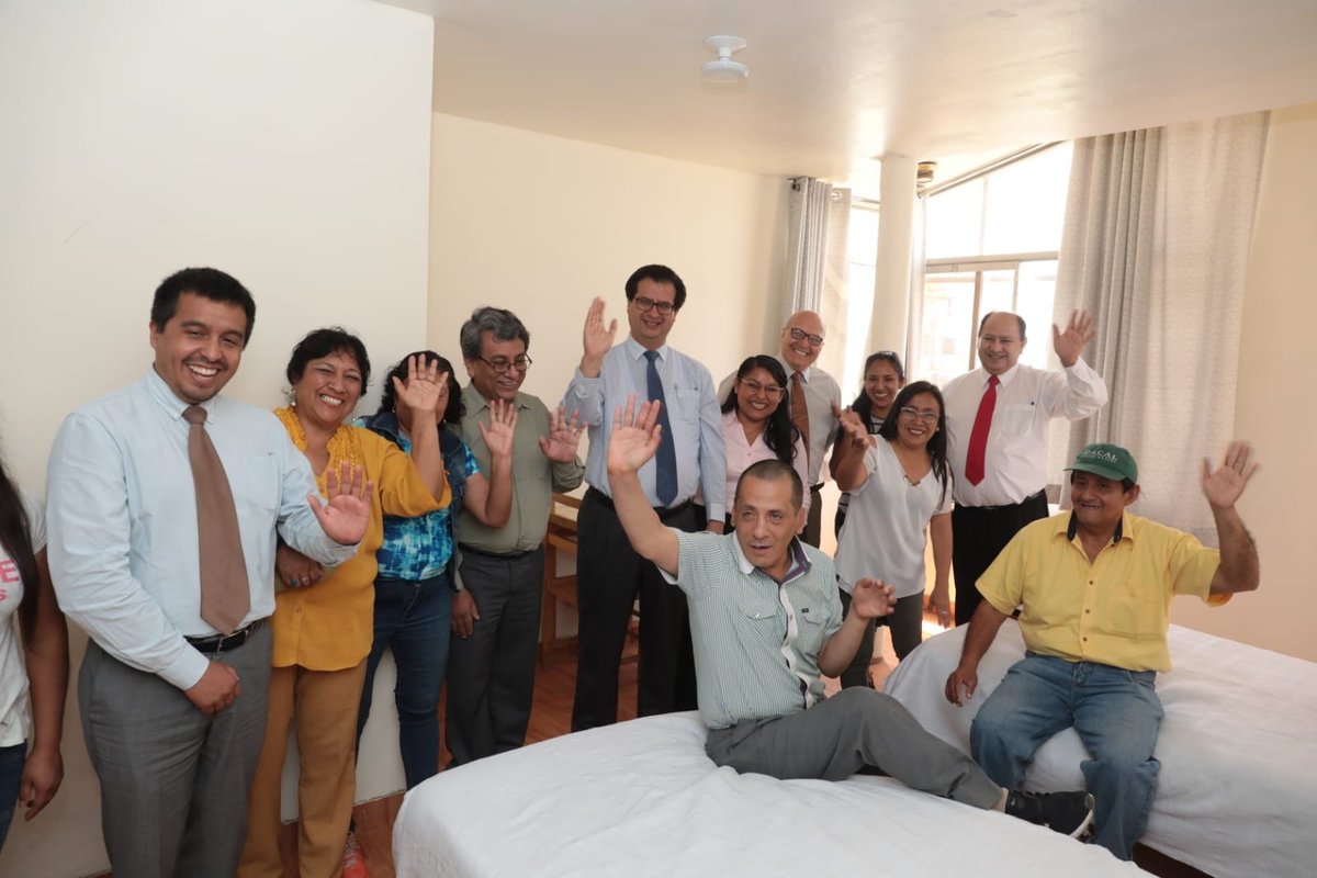 Minsa_Peru's tweet photo. AHORA | Los Hogares Protegidos forman parte de la reforma de salud mental impulsada por el Gobierno. El viceministro Gustavo Rosell visita los Hogares Protegidos de la @DirisLimaNorte, donde los usuarios en situación vulnerable reciben atención especializada. #TuSaludPrimero https://t.co/Q54ZATDyAe