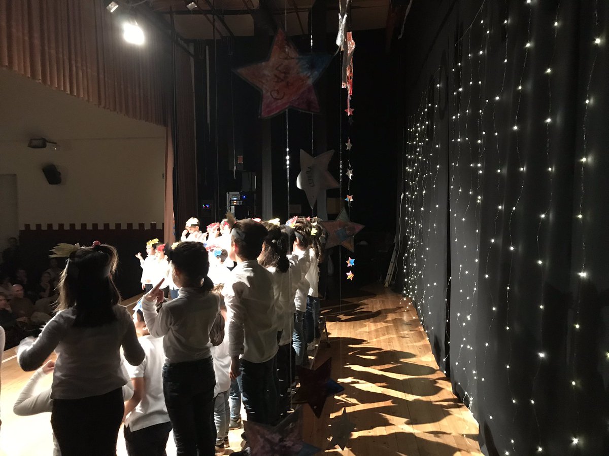 IgnasiHeras1's tweet photo. Petits grans artistes sobre l’escenari, molts nervis i emoció desbordant, famílies entregades, una decoració espectacular, pianista de primera, mestres entusiastes...Tot això i molt més ha tingut el “Cantem per Nadal” del #mopi de #jecasp d’aquesta tarda. Un autèntic regal!🔝🎶😍 https://t.co/KBUuMIfyxX