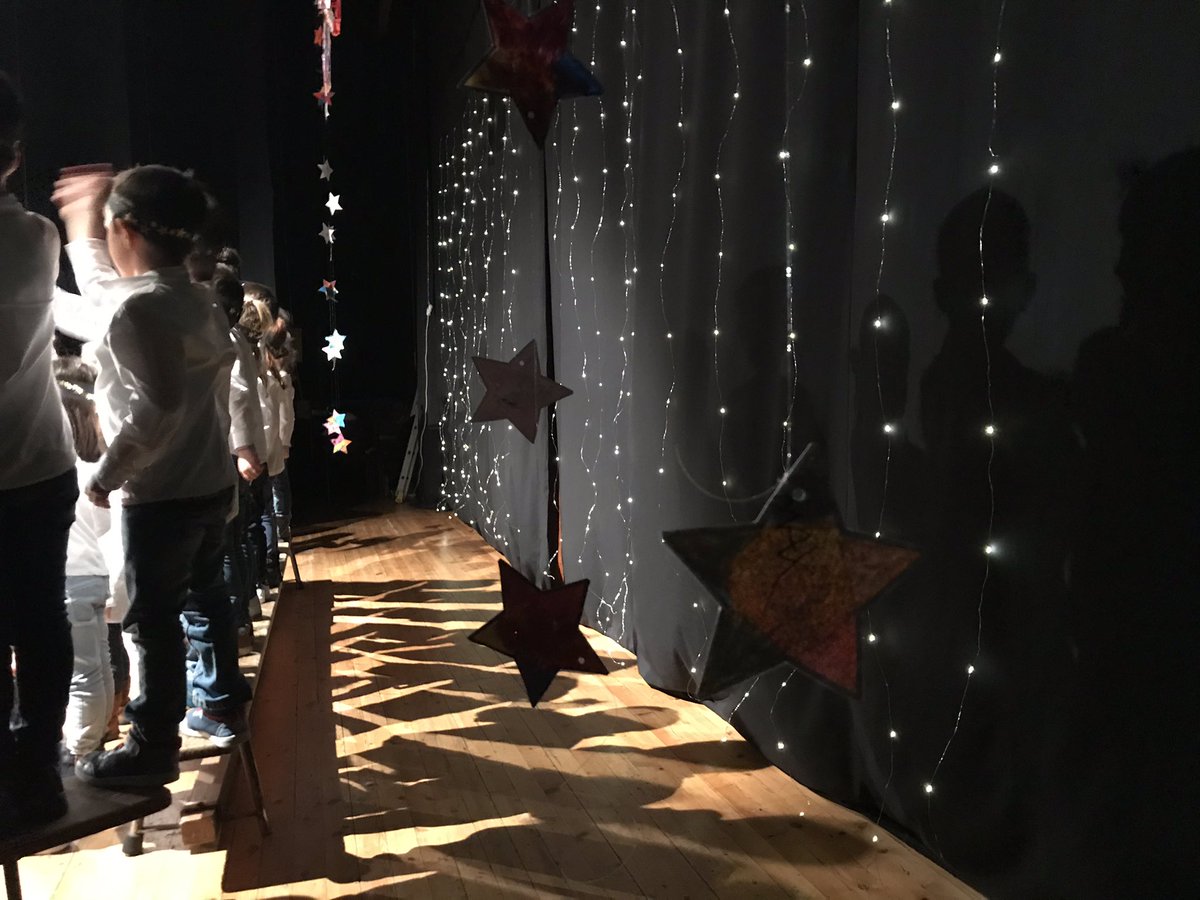 IgnasiHeras1's tweet photo. Petits grans artistes sobre l’escenari, molts nervis i emoció desbordant, famílies entregades, una decoració espectacular, pianista de primera, mestres entusiastes...Tot això i molt més ha tingut el “Cantem per Nadal” del #mopi de #jecasp d’aquesta tarda. Un autèntic regal!🔝🎶😍 https://t.co/KBUuMIfyxX