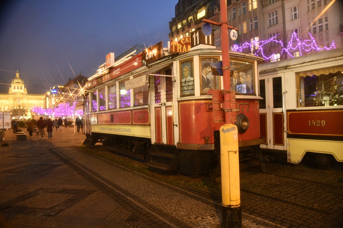 emyj_'s tweet photo. というわけで、ごちうさ8巻扉絵のCafe tramjav 11をクリスマスイルミバージョンでお送り致します！(単に日没に間に合わなかっただけ。)
#gochiusa #ごちうさ #ごちうさ聖地巡礼 #praha #cafetramjav11 #tramcafe https://t.co/IhFPEE4JKg