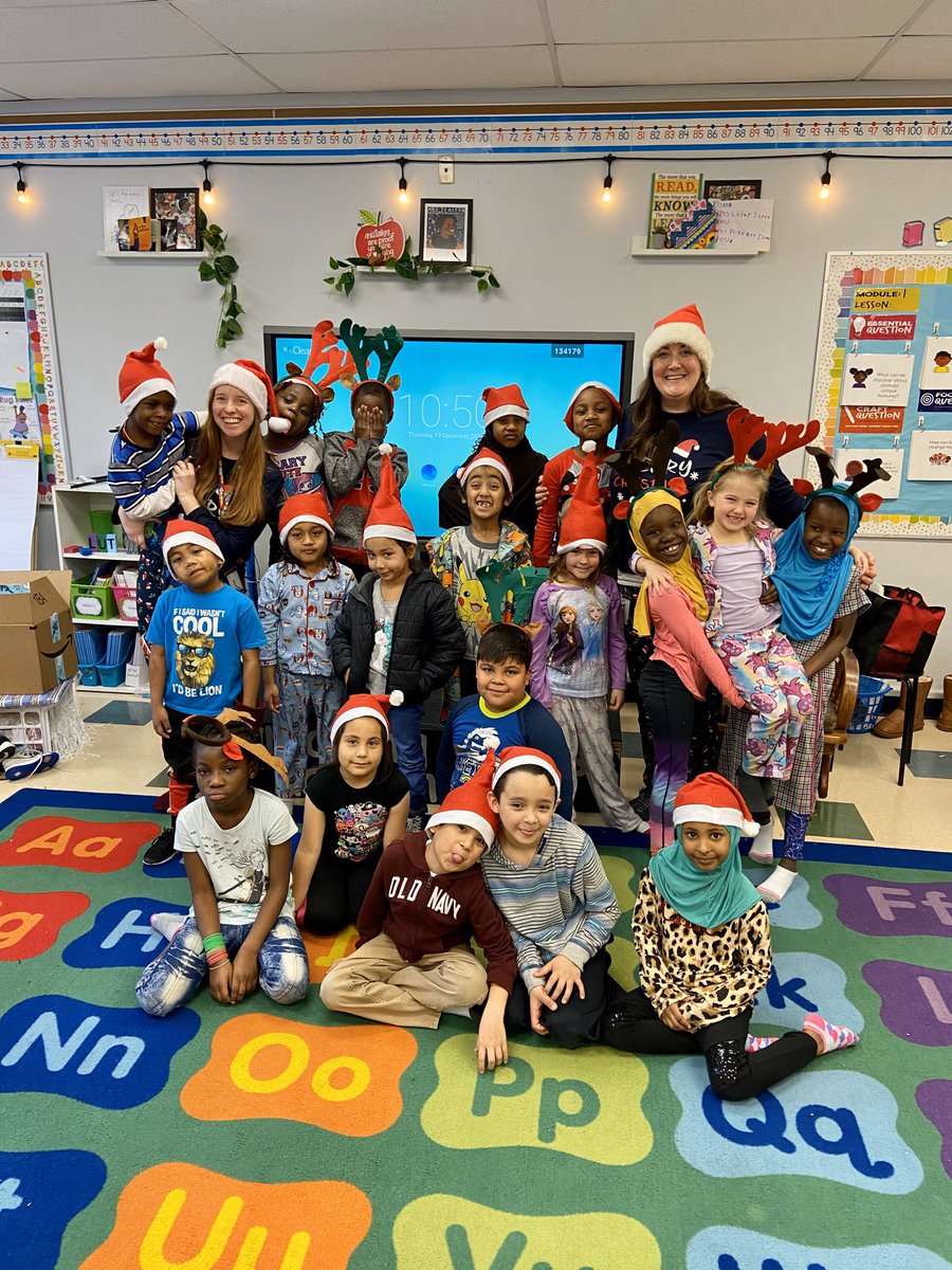 miss_larcher's tweet photo. Happy holidays from room 400! https://t.co/gJuqOQzv8v
