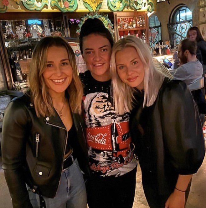 ManUtdLadiesFC's tweet photo. These three 😍😍😍

@amy_turner4 @jessSigsworth5 @lottaokvist 

#MUWomen #MUFC https://t.co/lDwpKYnMpJ