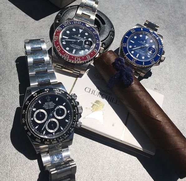EpicureansWatch's tweet photo. Watching the time on a luxury watch while smoking a good cigar, what a life! ⌚🚬 Thanks @thebeautifulwatch_official for sharing!

__________

#rolex #cigar #amazingwatch #watch #watches #time #rich #billionaire #millionaire #ambition #goals #money #luxury #lifestyle #luxurywa https://t.co/r5puZP4M1r