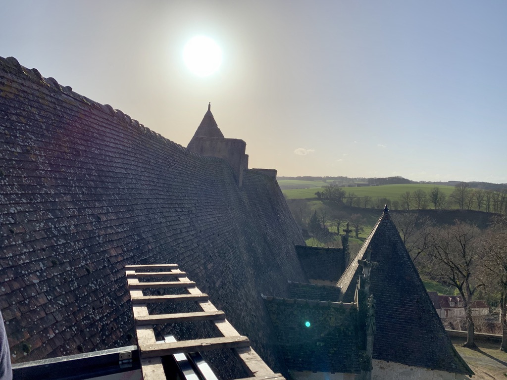 ChateauCulan's tweet photo. Inspection des toitures du @ChateauCulan avec notre couvreur Jean-Marc Assimon et le Maire Nicolas Nauleau ! 👍
Dans la nacelle à plus de 25 mètres de haut... https://t.co/dsZhy29zNj