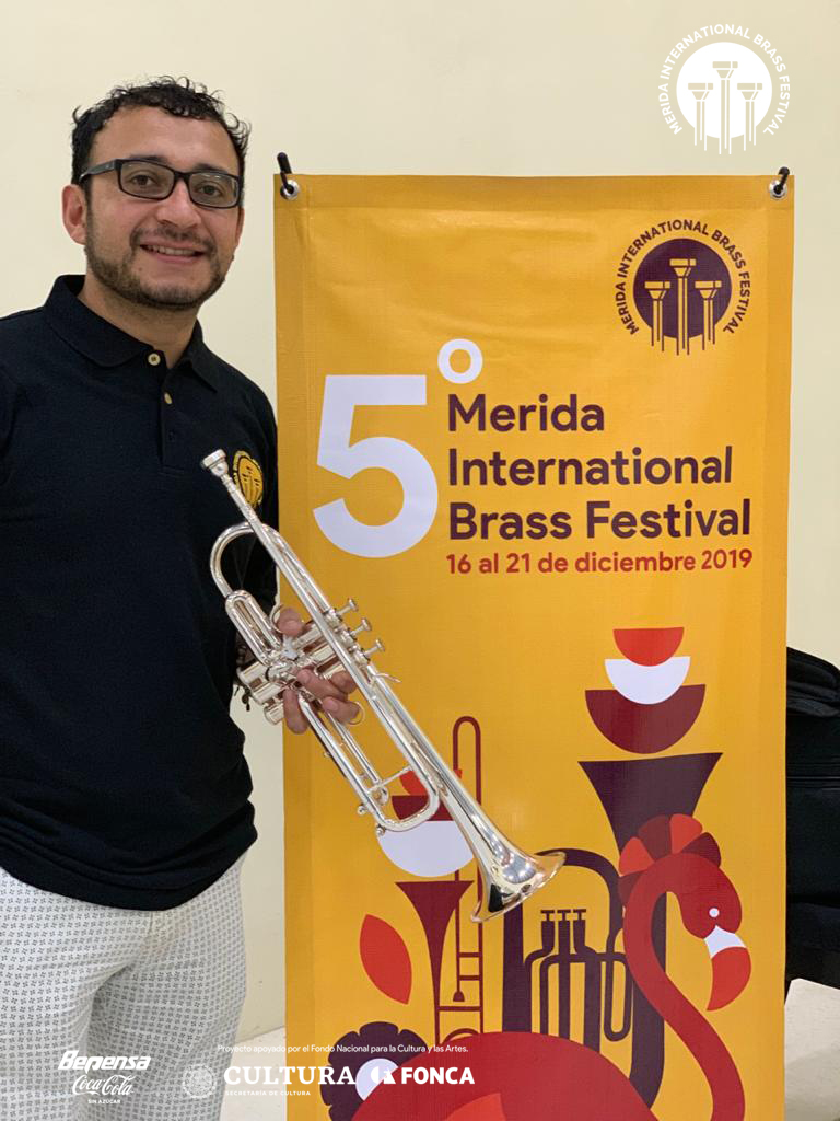 InfoMIBF's tweet photo. Heraclio Mateus nos hace entrega de la trompeta @StomviOfficial “Bicentenario” misma que se entregará al ganador del concurso internacional.

¡Mucha suerte a todos!

#MIBF2019 #FESTIVALDEMETALES #FONCA https://t.co/GM38uh0MZ3