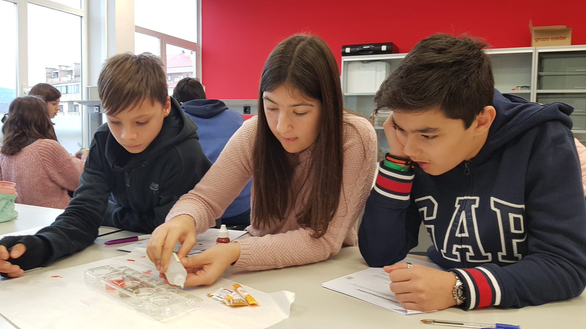salesianosHUESC's tweet photo. Alumnado de #ESO2 realizando prácticas de disoluciones con materiales cedidos por @APQUA_Tweet. Gracias a la formación recibida en el #CIFE de #Huesca por @FG_Abigail https://t.co/FbVAXKkoS2
