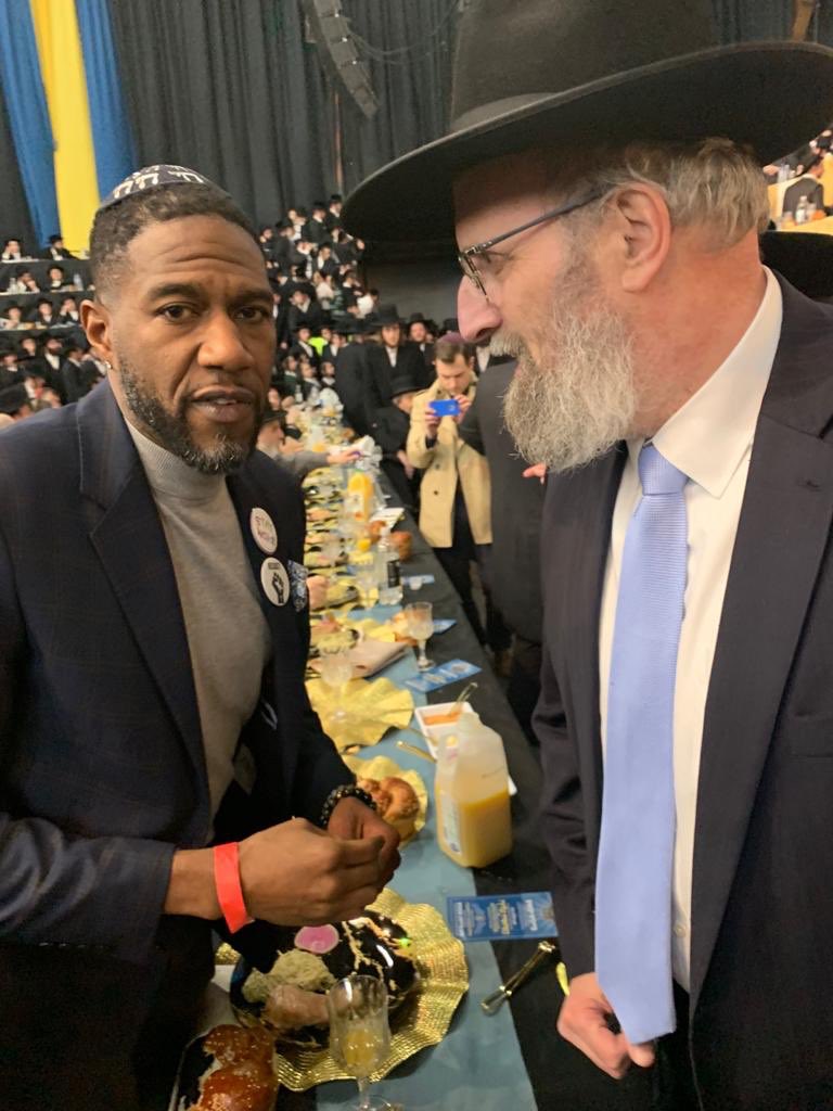 It’s all about “Advocacy” I caught the NYC Public Advocate @JumaaneWilliams schmoozing with the advocate of @AgudahNews Rabbi @ysilber about community matters at the large #SatmarEvent #21kislev #ChufAlefKislev at the NYS Armory in Williamsburg.