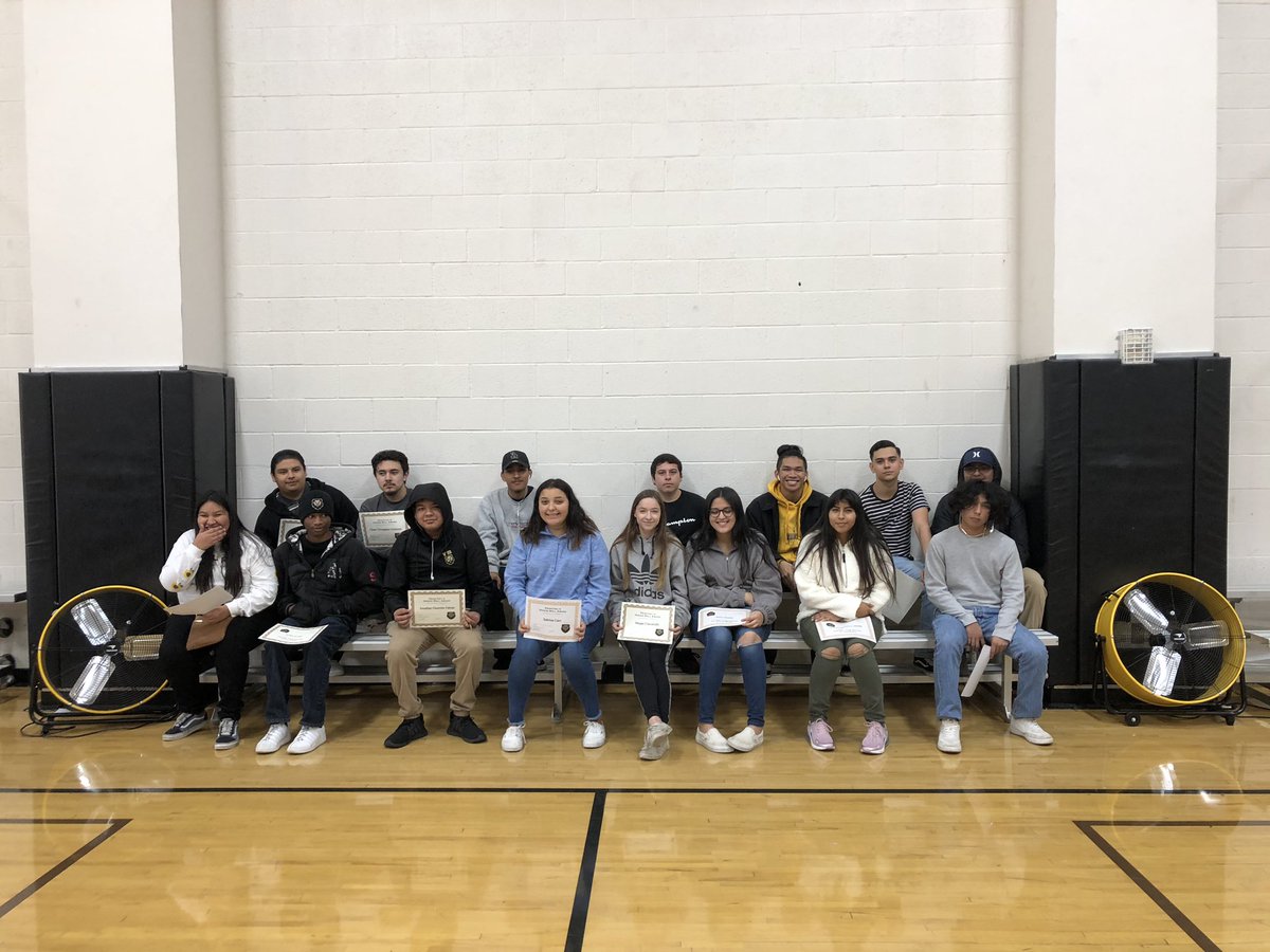vhsgrizzlies's tweet photo. @vhsgrizzlies were celebrated in front of their peers and staff.  Over 150 academic certificates for GROWL, excellent attendance, credit completion and honor roll honors! Celebrate what is Right! #GraduationStation #MoreThanASchool @EUHSD #EUHSDTeam #workethic #future https://t.co/5LLsK64x38