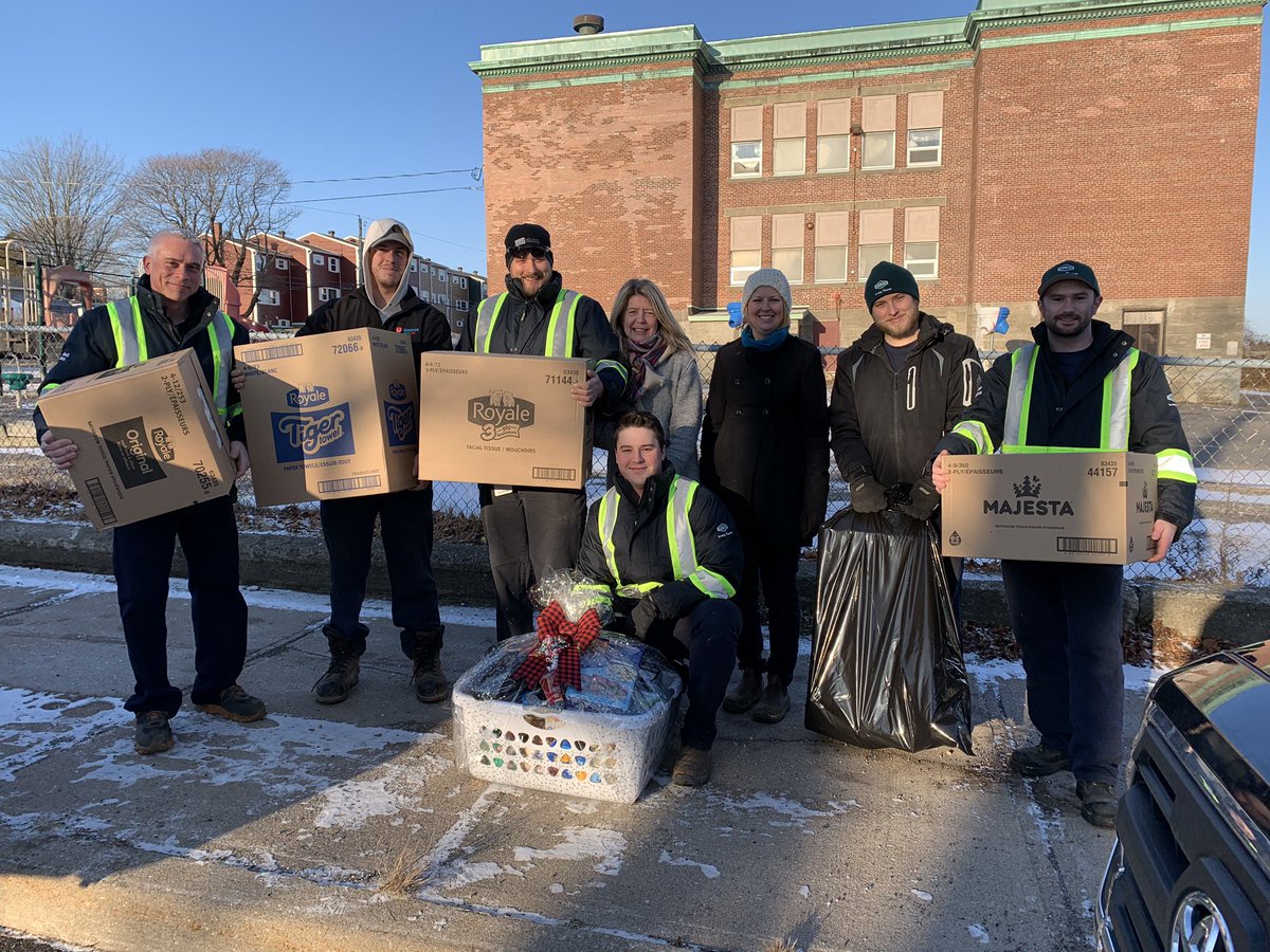 An #OtterlyAwesome thank you to our @PALSpartners @jdirvinglimited #IrvingTissue for spreading the holiday spirit this morning with #PALSHolidayHampers.   Thanks for your many years of support, making a difference in the lives of our students 🌲