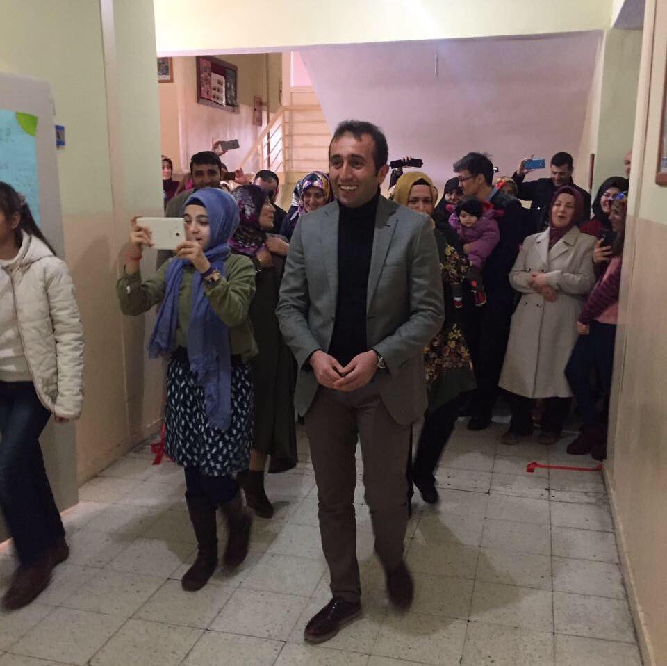 yurdalan_m's tweet photo. Arkamda velilerimiz oldukça ben geleceğe emin adımlarla yürümeye ve gülümsemeye devam edeceğim #erzurumdavelioeğretmenelele
@AGazioglu25 @skaygusuz @bagcalik @MuratilkerEge @Esrakeskinaksoy @ErzurumValilik @Erzurum_Mem @eTwinningPaland https://t.co/tCF4hcT33g