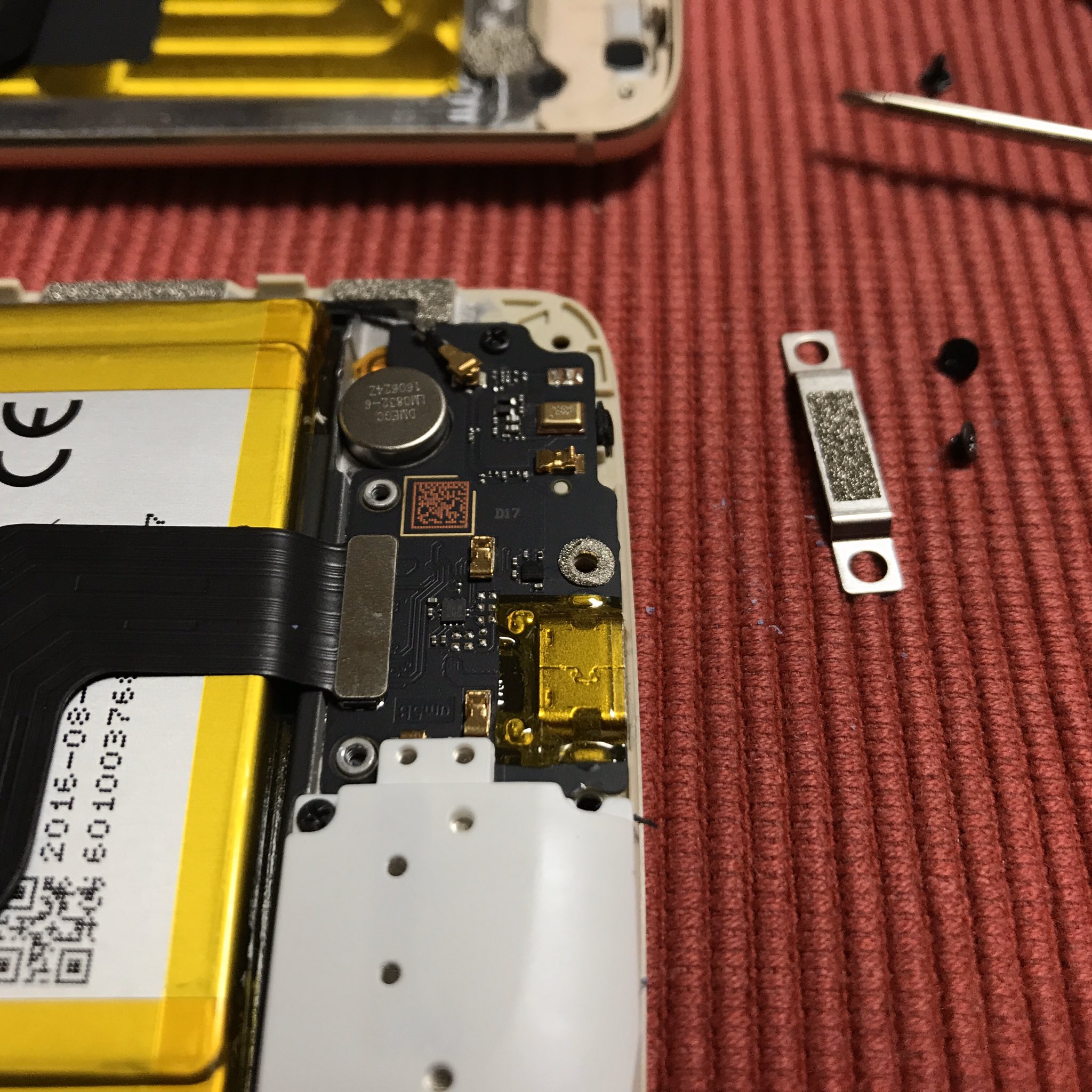 Snow Ball Zte Axon 7 バッテリー交換 前面と背面を繋ぐリボンケーブルのコネクタを外したら バッテリーの上を渡ってるリボンケーブルも外す それぞれコネクタカバーがネジ止めされてる Snow Ball Zte Axon 7 バッテリー交換 前面と背面を繋ぐリボンケーブルのコネクタを外したら バッテリーの上を渡ってるリボンケーブルも外す それぞれコネクタカバーがネジ止めされてる