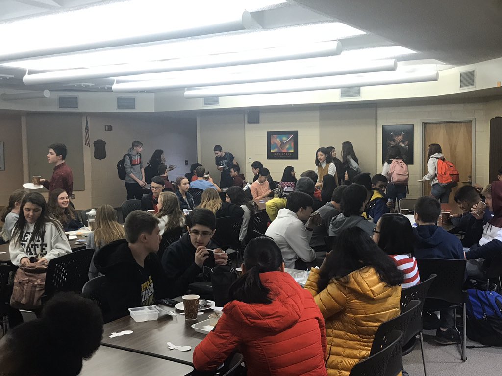 Awesome Class of 2023 gathers for some pre-break cookies and hot chocolate during lunches! <a href="/JBauerUM/">Jonathan Bauer</a> #umasdistheplacetobe