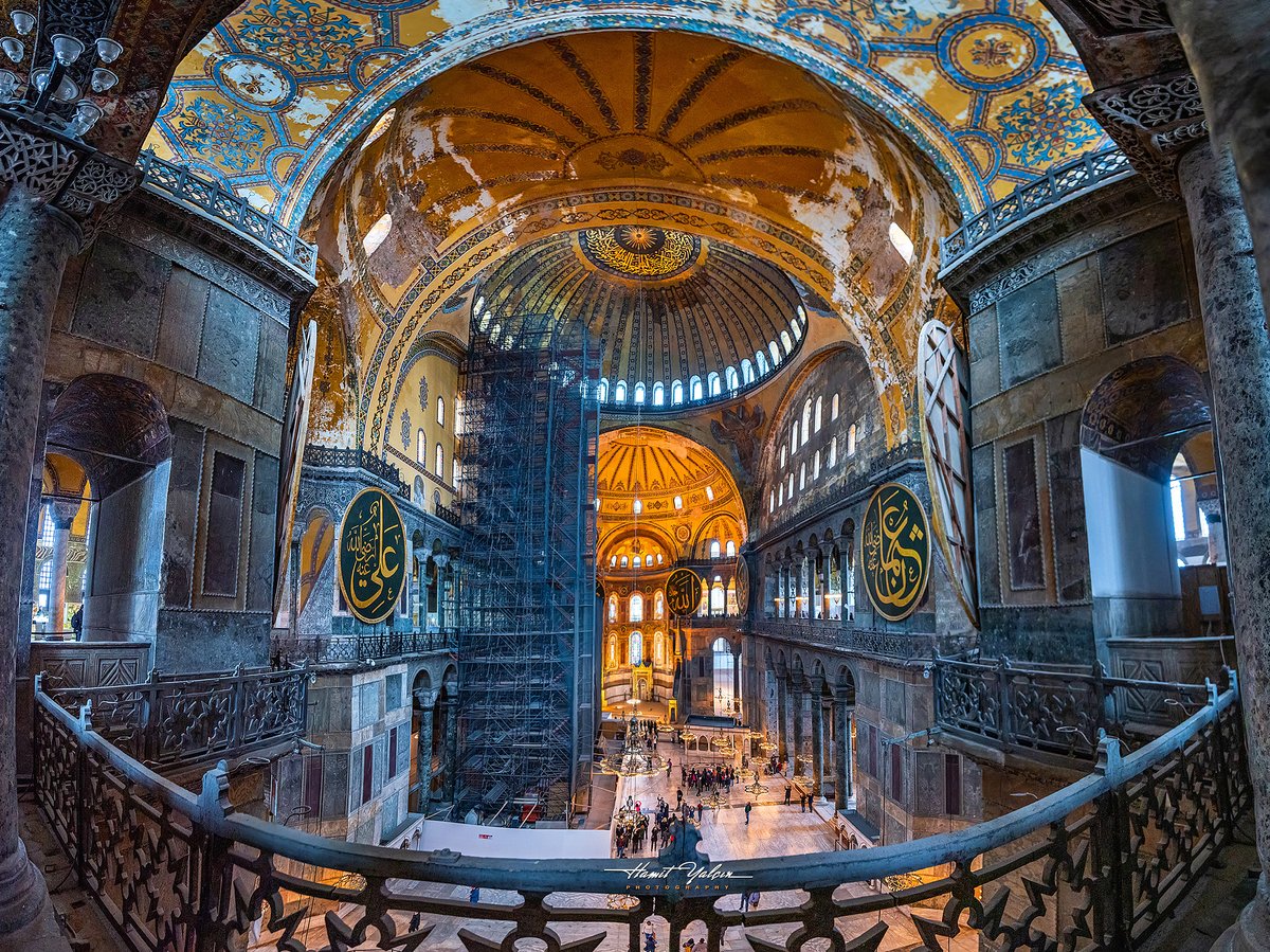 AL GÖZÜM SEYREYLE, İŞTE AYASOFYA...
Tam da istediğim gibi oldu. 
Özellikle perspektif hataları olmasın diye 35 mm 1.4 sigma lens ile çektiğim 24 adet fotoğrafı birleştirdik. 
Ve ortaya bu kadar yakın açıdan çekilmesine rağmen en gerçekçi panorama ortaya çıktı. 
Al gözüm seyreyle.