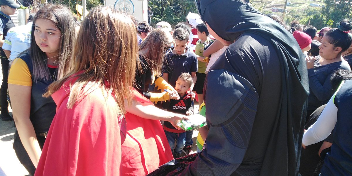 MuniVillaNueva's tweet photo. Los niños y niñas del Pozo de Archila, Bárcena #VillaNueva reciben juguetes de manos de los super heroes conmemorando la Navidad. #VN100X100 https://t.co/9XyXTu2rVY