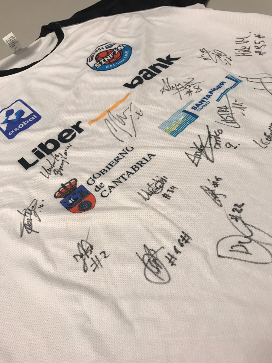HoraSinfin's tweet photo. 👁️👁️ ¡Mucho ojo! ¿Quieres entrar en el sorteo de esta camiseta del @bmSinfin firmada por los miembros de su plantilla? 👕🤾🤾 Síguenos y haz RT a este tuit antes del 26 de diciembre a las 12 del mediodía. El próximo jueves diremos en directo quién es el ganador. ¡Suerte! 😉😜 https://t.co/l8sXRPTmwD