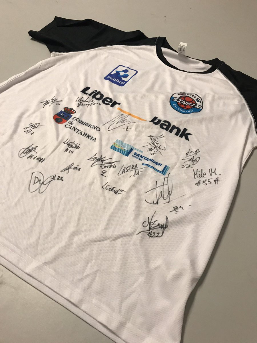 HoraSinfin's tweet photo. 👁️👁️ ¡Mucho ojo! ¿Quieres entrar en el sorteo de esta camiseta del @bmSinfin firmada por los miembros de su plantilla? 👕🤾🤾 Síguenos y haz RT a este tuit antes del 26 de diciembre a las 12 del mediodía. El próximo jueves diremos en directo quién es el ganador. ¡Suerte! 😉😜 https://t.co/l8sXRPTmwD