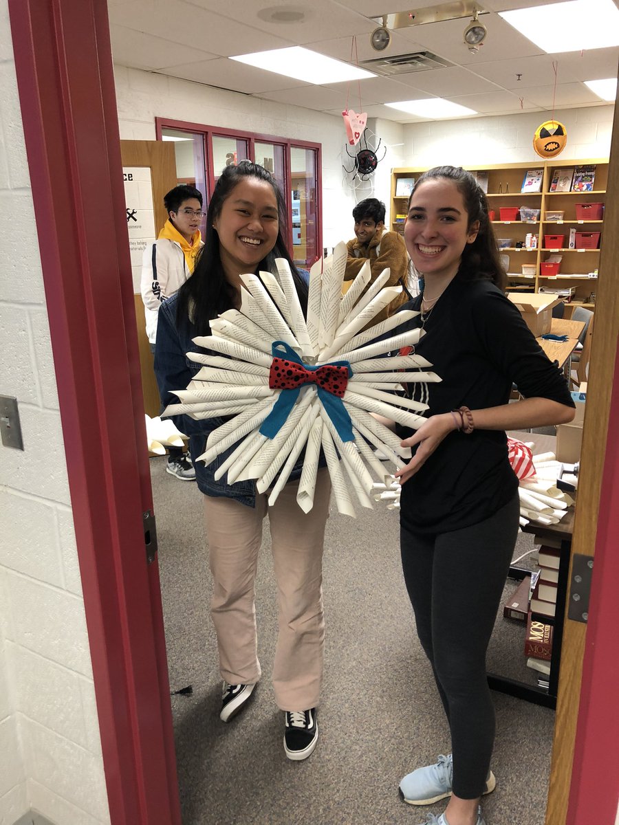 mad_library's tweet photo. Recycling books into wreathes!  #makerspace https://t.co/r7As98j3lz