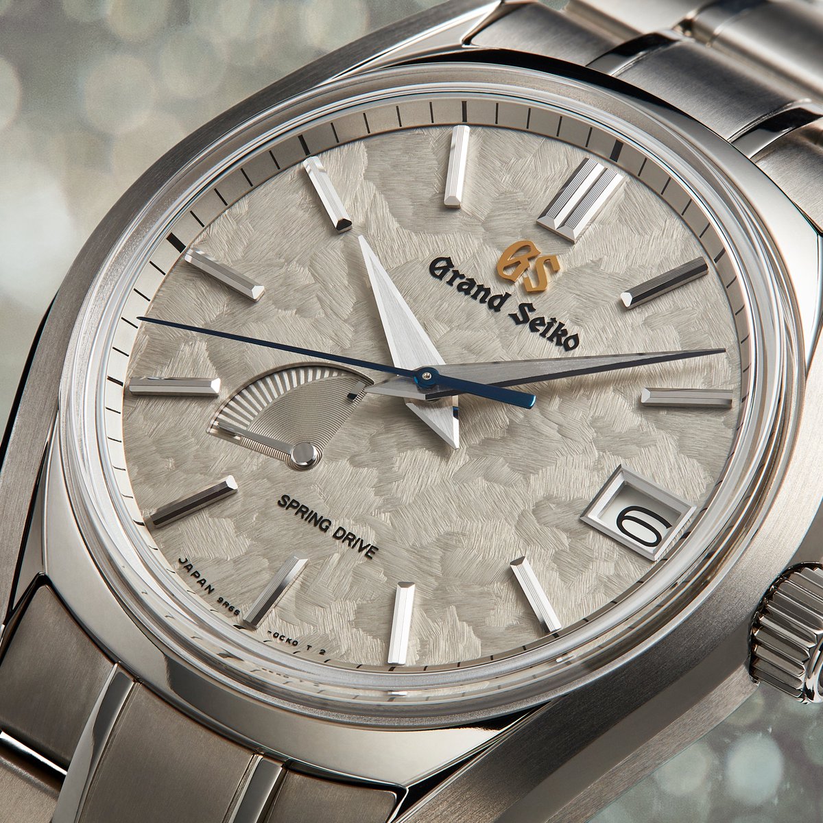 grandseikousa's tweet image. Festive winter moments are celebrated in the pearly white dial of #SBGA415, which mimics the glimmer of snow as it catches sunlight. The striking design features a mirrored titanium case with Zaratsu polishing, further emulating the luster of snow and holiday cheer. #NatureOfTime