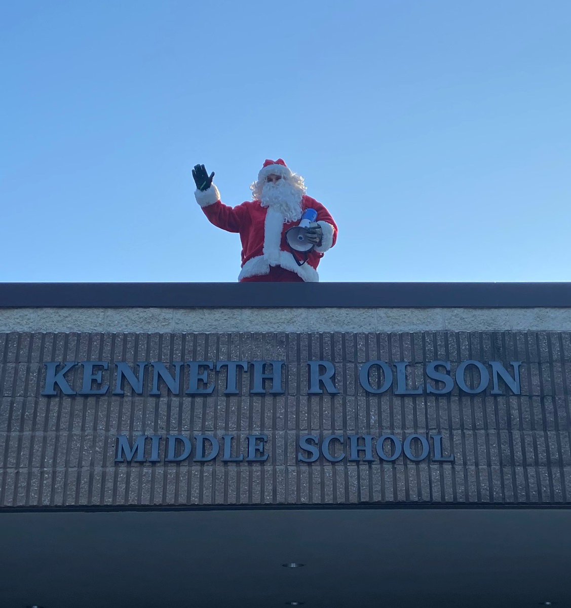 OMSStuCouncil's tweet photo. OMS and TES had surprise visitors and yummy treats today! #ItsTheHolidaySeason #HereComesSantaClaus https://t.co/veYedVAi9G