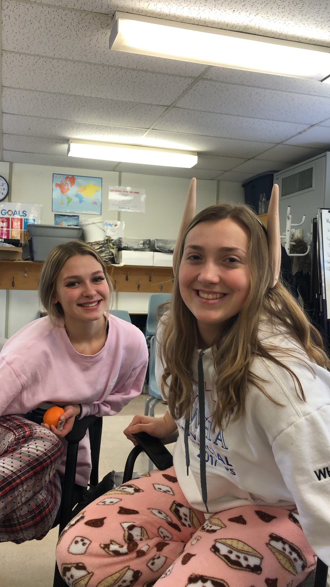 2 more days till the breaks!!!!!! 🎄 #jmsshpa12 @katierichjmss <a href="/lauren_jmss/">Lauren</a>