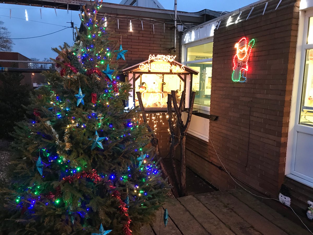 JackieElton2's tweet photo. Judging the XMAS decorations in the 3 central OPDs. Some amazing creativity and imagination, huge thanks to all staff for their work Pictures of all 3 below @Leic_hospital @UHLfox @WendyAllibone @sadiehall74 @dutton258 @ZoeLineker @nag2710 https://t.co/Qe3F1pSOKt