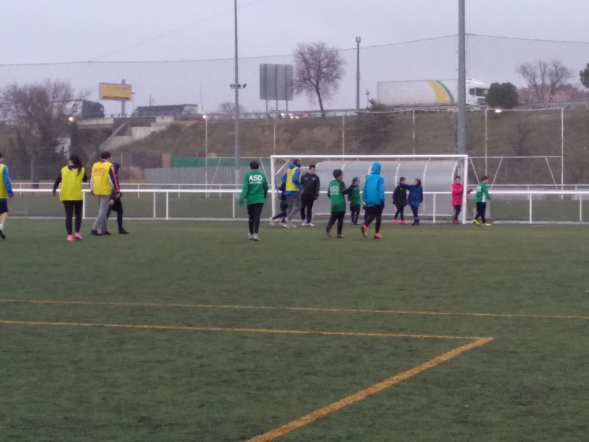 Hoy último entrenamiento del ASD Móstoles. Padres y niños lo pasamos bien jugando bajo la lluvia.