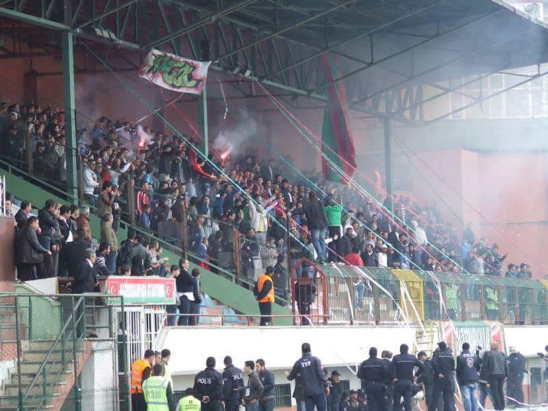 "Ben şimdi napayım? semte çık, dolaş dedi. ama dedim, ben topalım. olsun dedi, zaten kapalı'da yıkık."