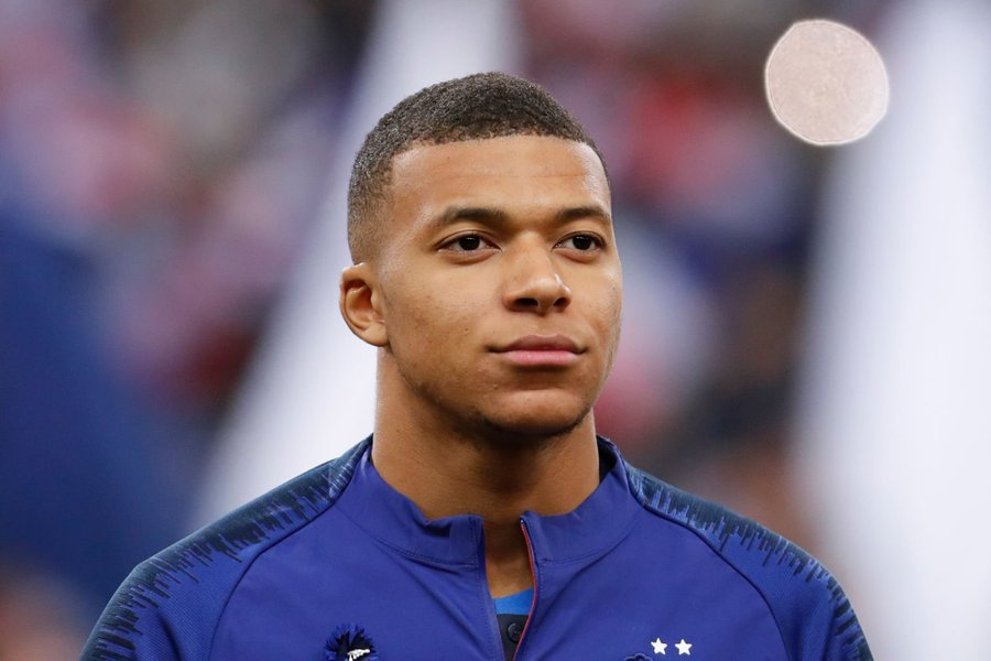 lnstantFoot's tweet photo. Joyeux anniversaire à Kylian Mbappé qui fête aujourd'hui ses 21 ans ! 🇫🇷💫

• 199 matchs 🤝
• 116 buts ⚽️
• 59 passes décisives 🎯

🏆🏆🏆 Ligue  1
🥇Meilleur buteur de L1 2018/2019
🏆Coupe du Monde
🥇 Meilleur jeune de la CDM 2018
🏅 3 fois dans le Top 10 du Ballon d'or https://t.co/F0AZUmByMv